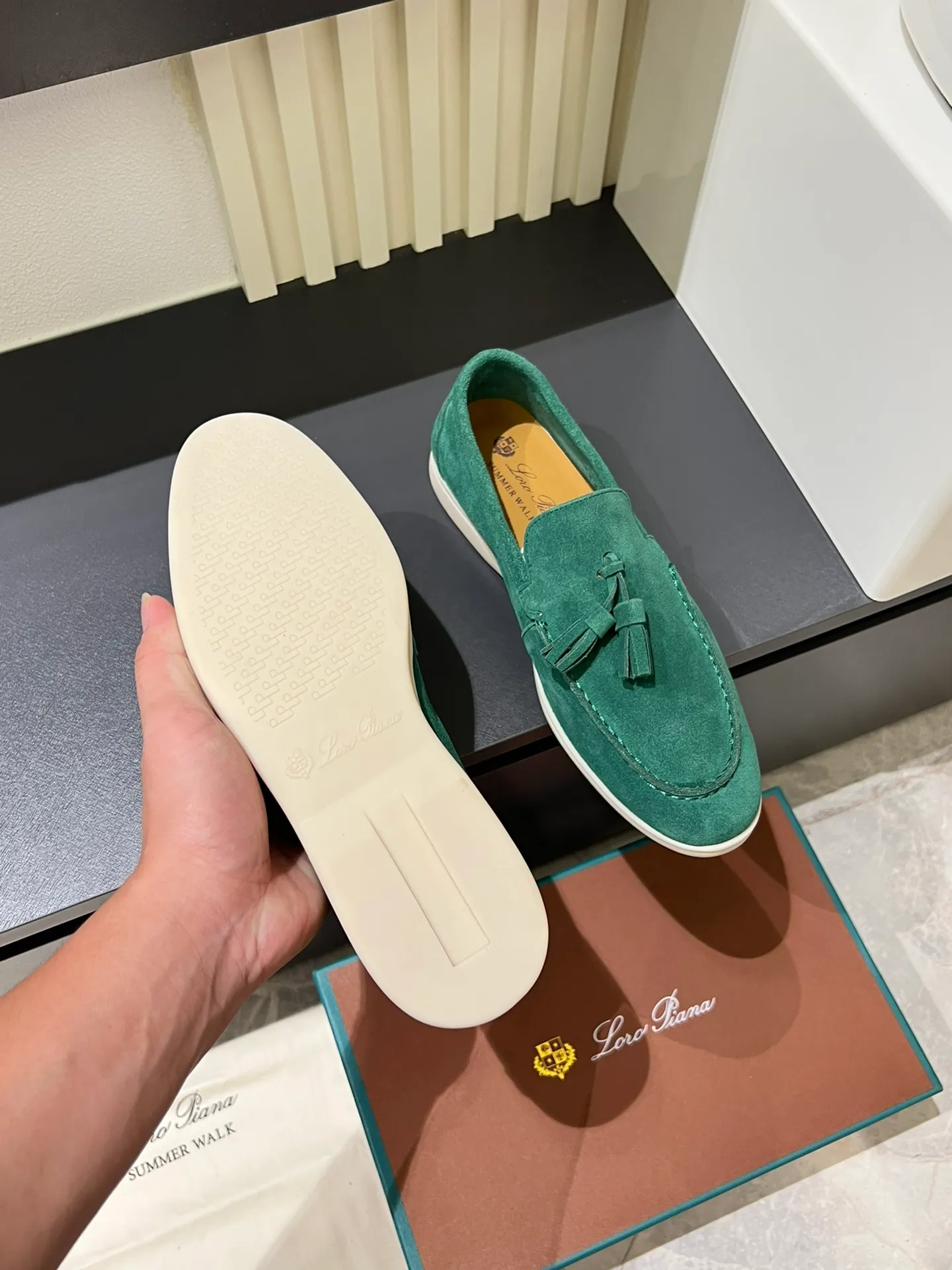 Men's shoes 💰p360 "Loro men's shoes 💰pian'*" Classic L men's shoes for couples 💰p Top version British flat loafers, a must-have item in old money style, the minimalist design is eye-catching and durable, a plus point for dressing The soft foot feel and texture are outstanding. They don’t scratch your feet and are very nice. They are matched with soft and waxy soles. They can be worn daily for a long time without getting tired. They are easy to wear, versatile and classic items, with perfect foot feel and texture! Imported cashmere fabric, the lining is made of imported A-grade water-dyed cow lining, the top version of the genuine leather midsole is sewn with pure handmade mark thread! Size: Female 35-40 (34. Customized) Male 38-44 (45.46. Customized)